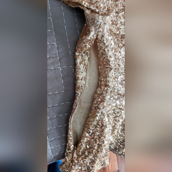 🥂 BEBE Gold Sequin Peplum Top - Picture 10 of 10